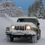 Conduite en montée hors route de montagne de passager de jeep de neige jeu